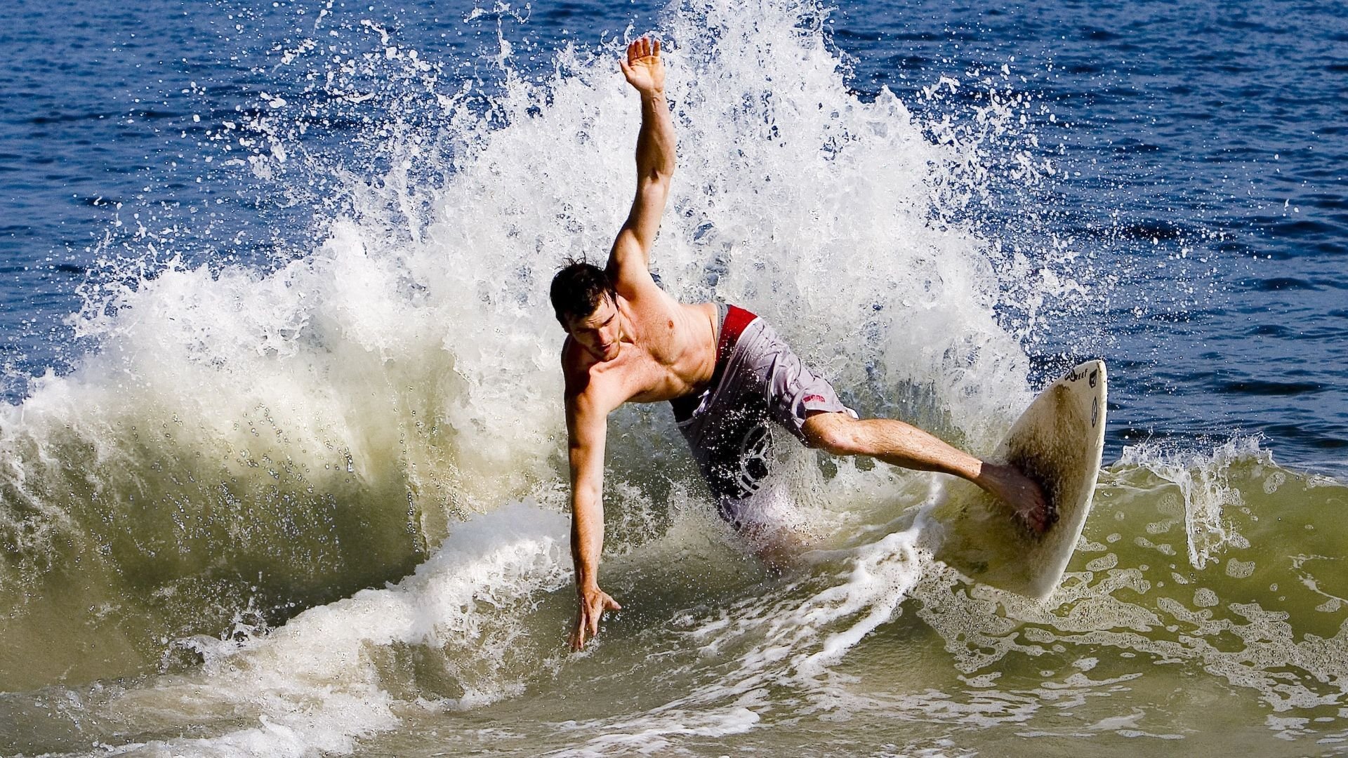 开云平台-世界杯激战正酣，为何灰熊却能压制广厦？跨界视角下的体育产业启示录